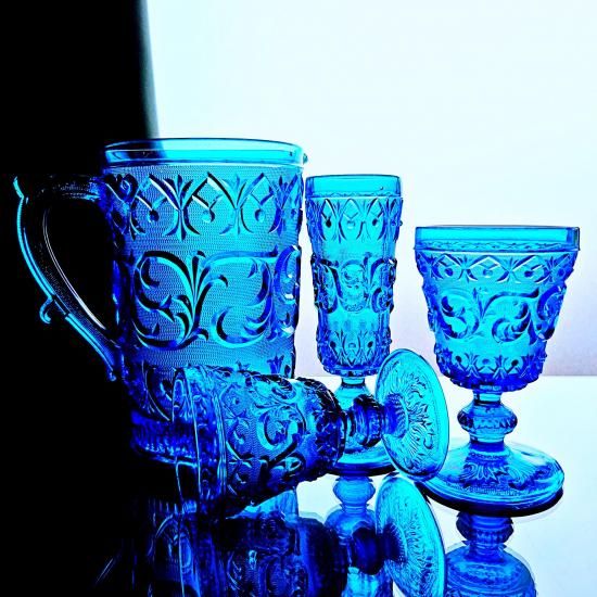 豪華なオールドバカラ アラベスクの青いワイングラス中【1840年