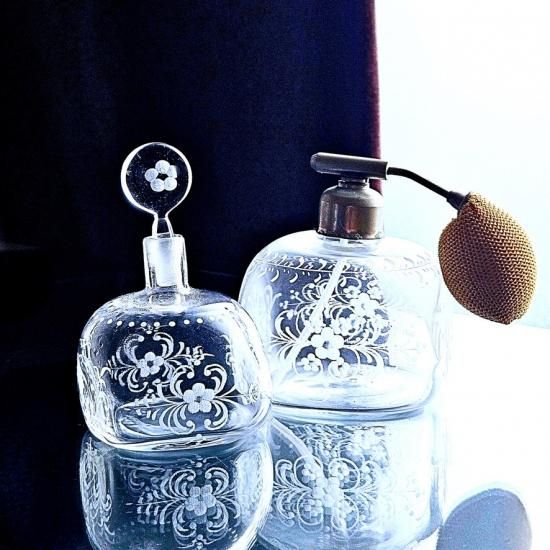 花のフランスアンティーク スクエア型の可愛い香水瓶【20世紀