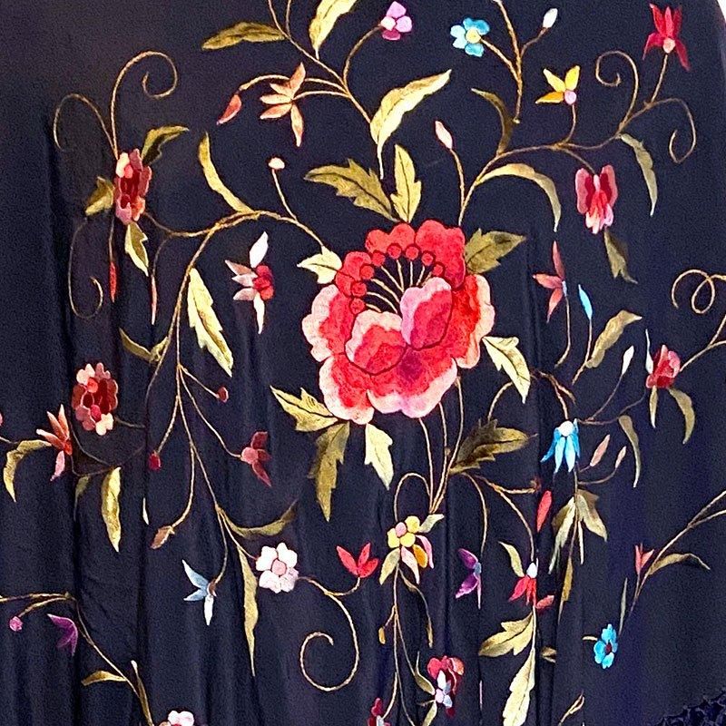 スペイン製バイレ用マントン | 黒地多色刺繍 - フラメンコドレス