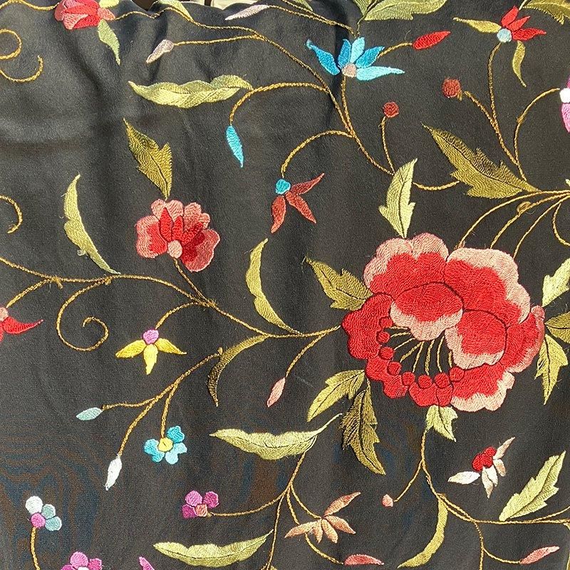 スペイン製バイレ用マントン | 黒地多色刺繍 - フラメンコドレス