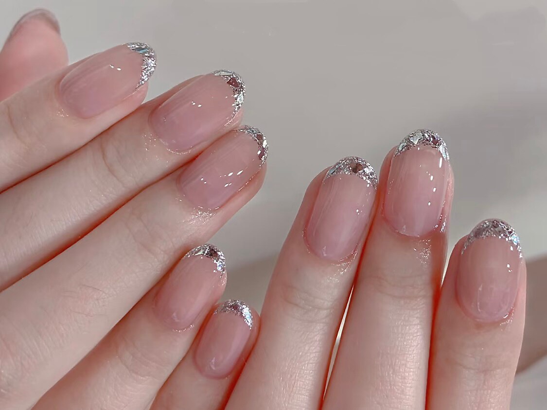 2026年冬トレンド】フレンチ ハンド ショートのネイルデザイン集｜人気