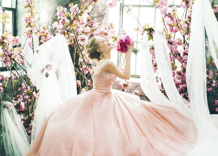 春が来た♡桜カラーのドレスで、素敵な春のウェディングをあげましょう