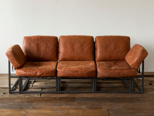 ACME Furnitureのアイアンとコットンベルトのハードなレザーソファ