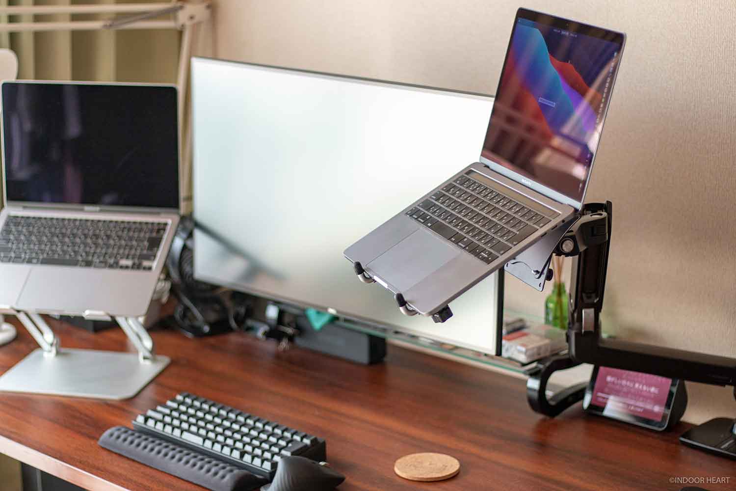 ノートPCを宙に浮かせる。 Amazonベーシック製「ノートPCマウント