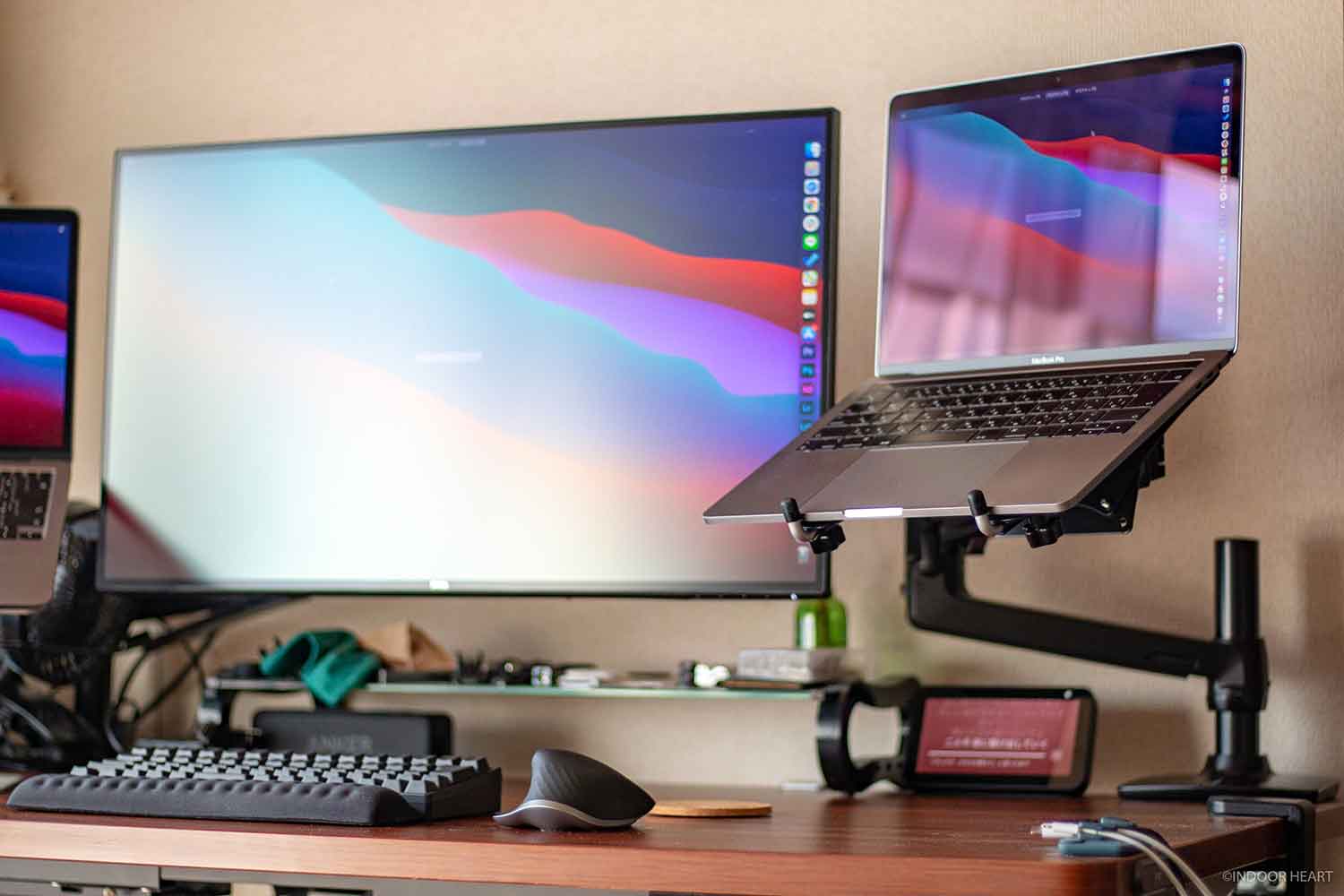 ノートPCを宙に浮かせる。 Amazonベーシック製「ノートPCマウント