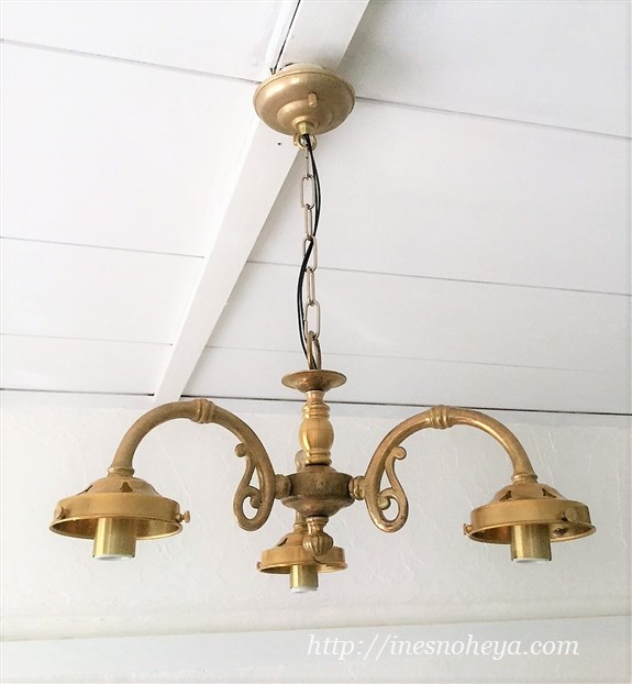 アンティークスタイルの仕上げが素敵な3灯式真鍮シャンデリア（ミルク