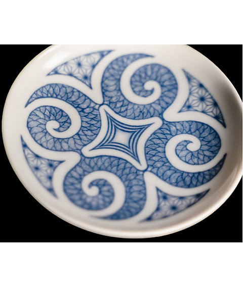 アイヌ工芸と暮らす。64＞アイヌ文様有田焼 染付皿 4寸 郷右近