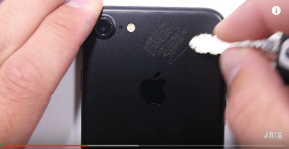 実験動画】iPhone7のブラックが驚異の耐久性を示す！ - iPhone Mania
