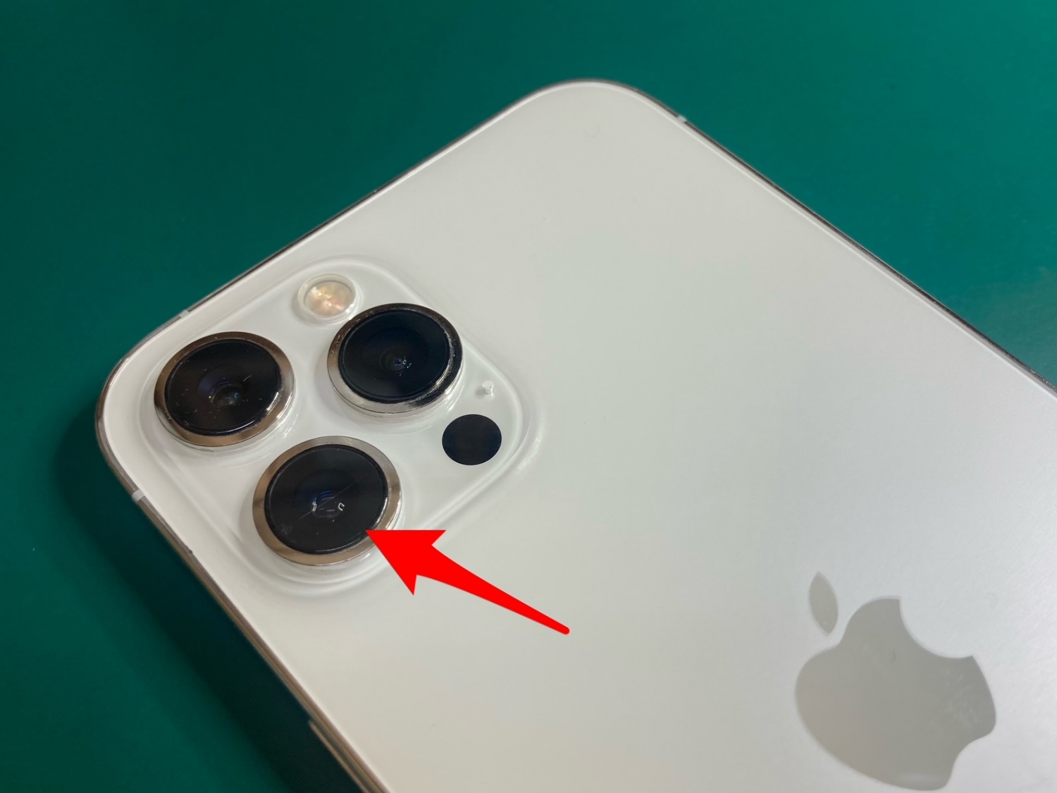 iPhoneカメラレンズの傷が撮影の妨げに！レンズ交換をさせていただき