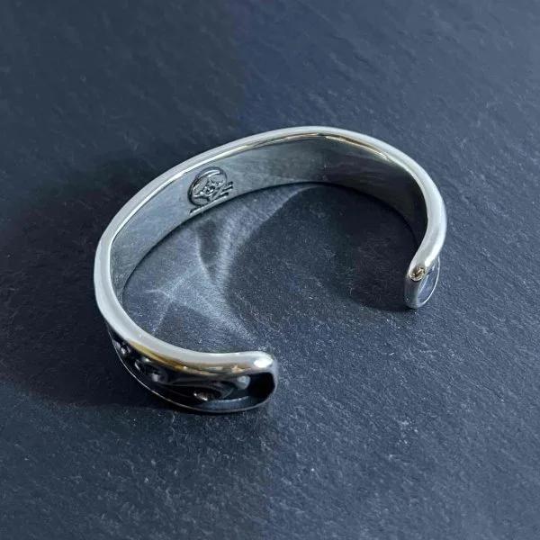 FIRST ARROW's（ファーストアローズ） K18付 フチ付カラ草彫り