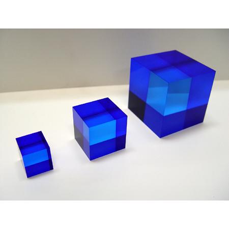 アクリルカラーキューブ青50mmX50mmX50mm : アクリルアイ