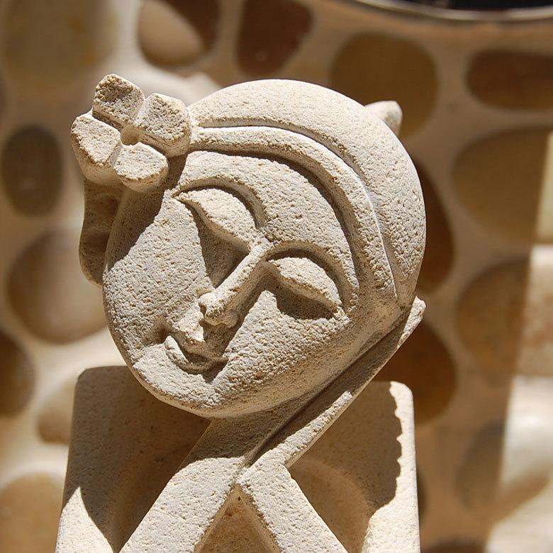 やさしい表情で立ったバリニーズカップルの アジアン 石像2体セット