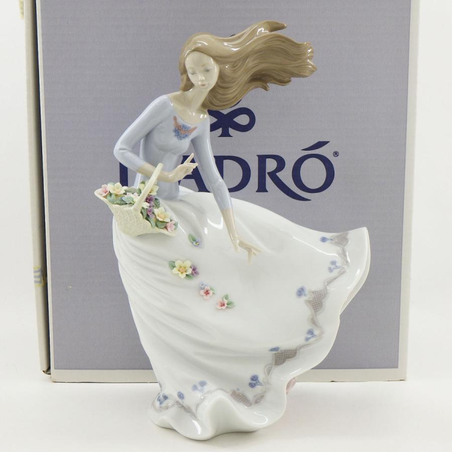 リヤドロ ♯6767 「風のいたずら」 フィギュリン 箱付き Lladro/磁器
