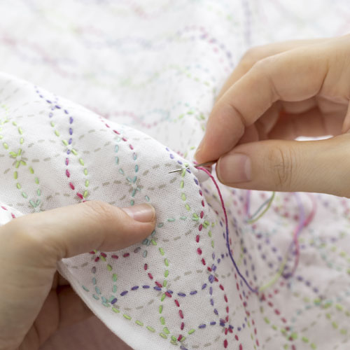 スライド式刺しゅう糸ボックス | リバティ 生地、編み物、刺繍、刺し子