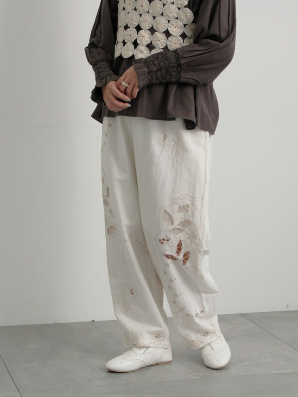 セール】 くり抜きモチーフ刺繍パンツ（オフホワイト/ブラック