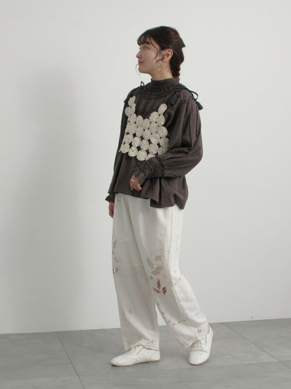 セール】 くり抜きモチーフ刺繍パンツ（オフホワイト/ブラック