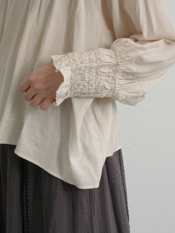 セール】 ハンドスモッキングブラウス（オフホワイト/チャコールグレー