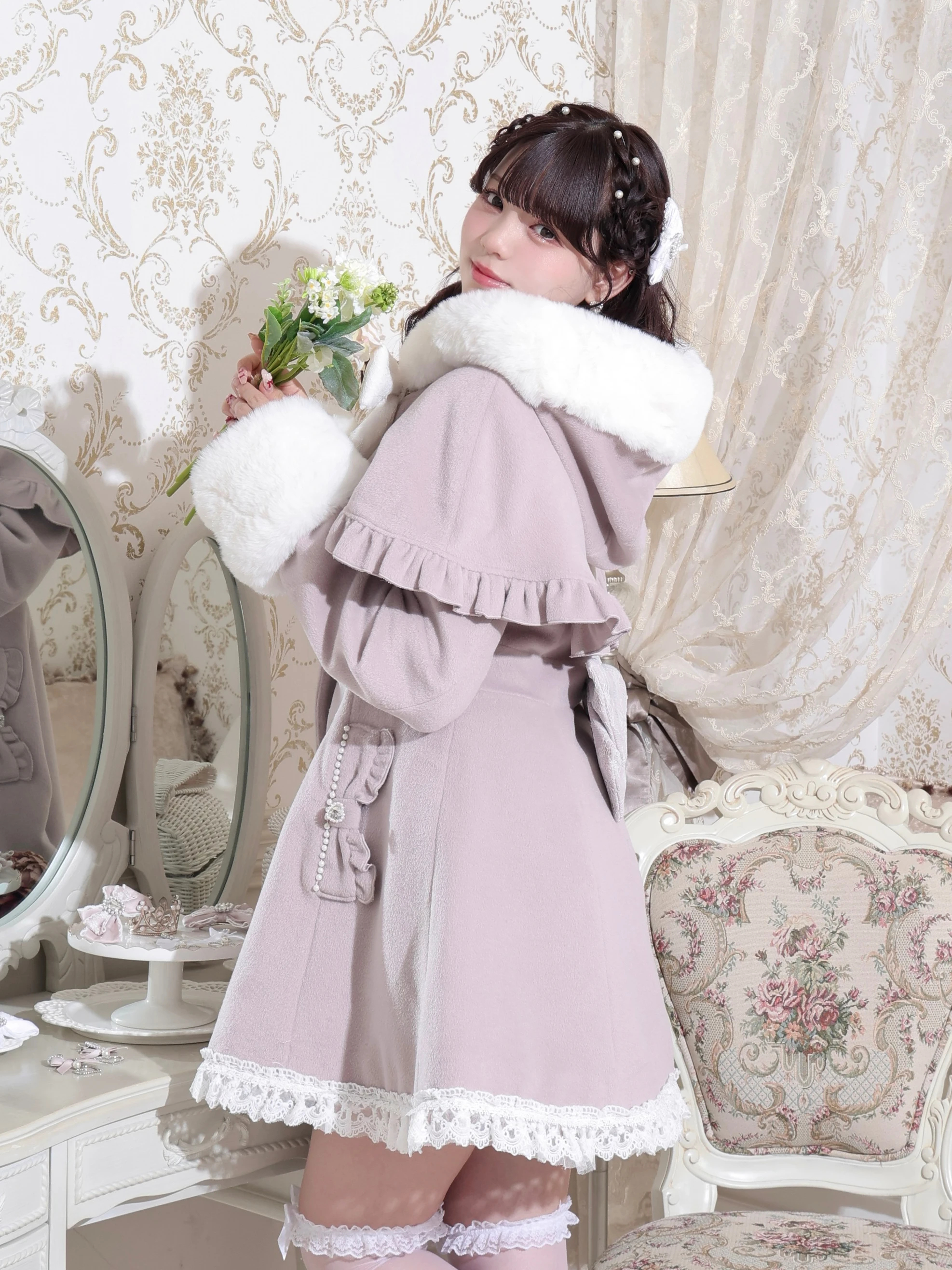 ケープフリルドーリーフレアコート（コート｜オフホワイト・ピンク・黒