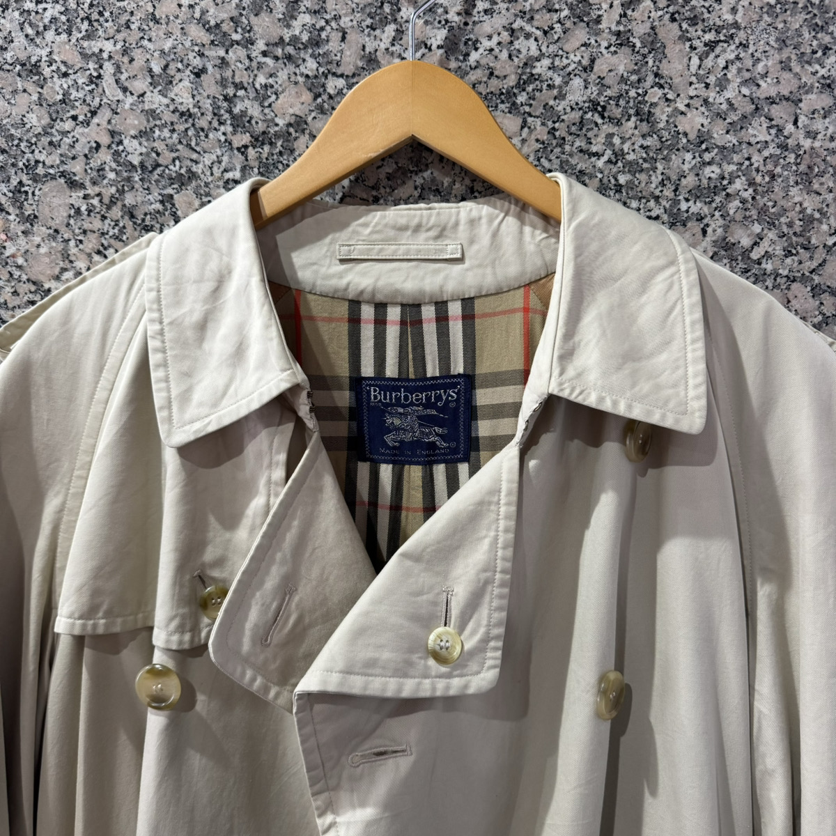 BURBERRY(バーバリー)年代別タグ解説。トレンチコートの魅力もご紹介