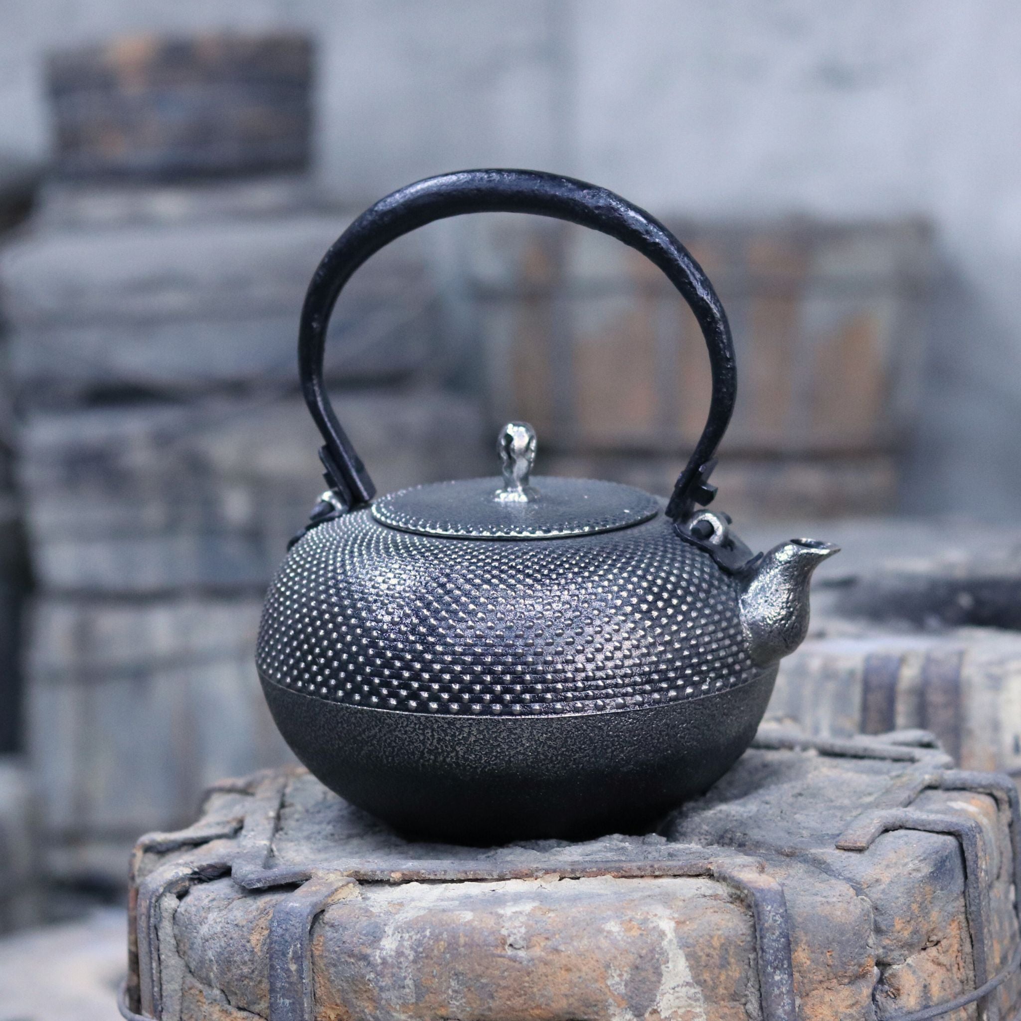 USED、良品 南部秀山堂 佐藤 勝弘作 15型アラレ 鉄瓶 南部鉄瓶