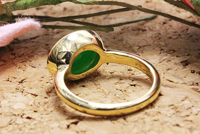 翡翠リングを日常づかいに。ヨコ向き＆フクリン留めの上品カジュアル