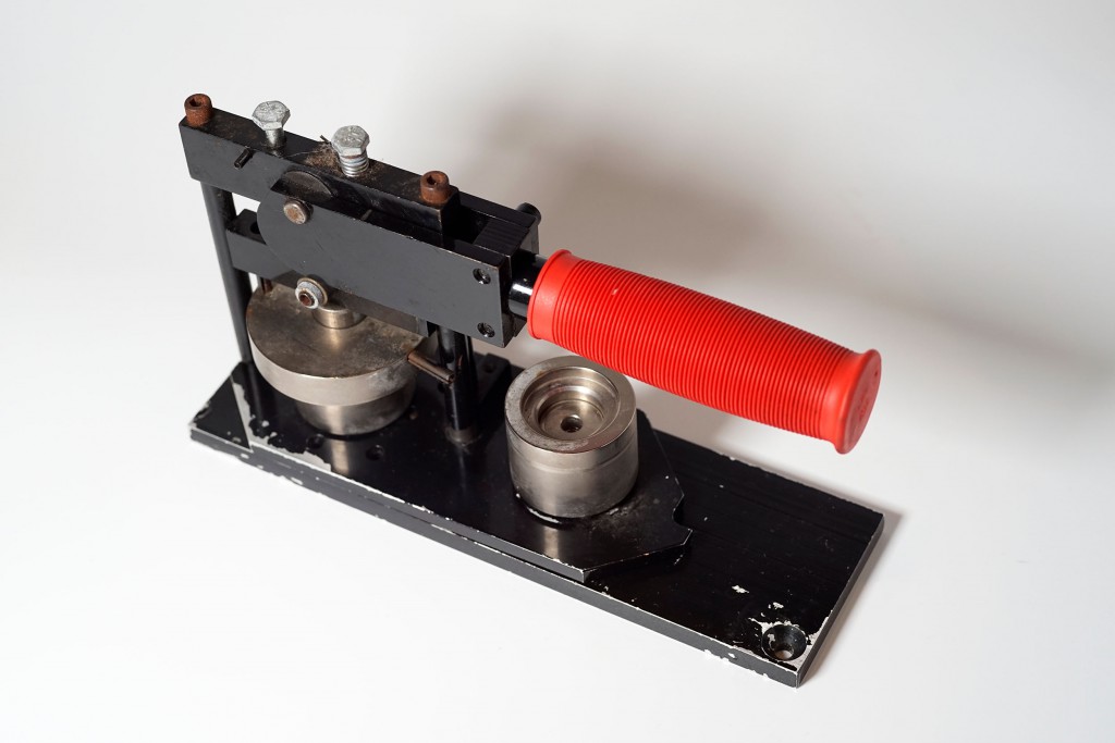 57mmサイズ缶バッジマシン中古とパーツ約110個 57mmサイズ缶バッジ