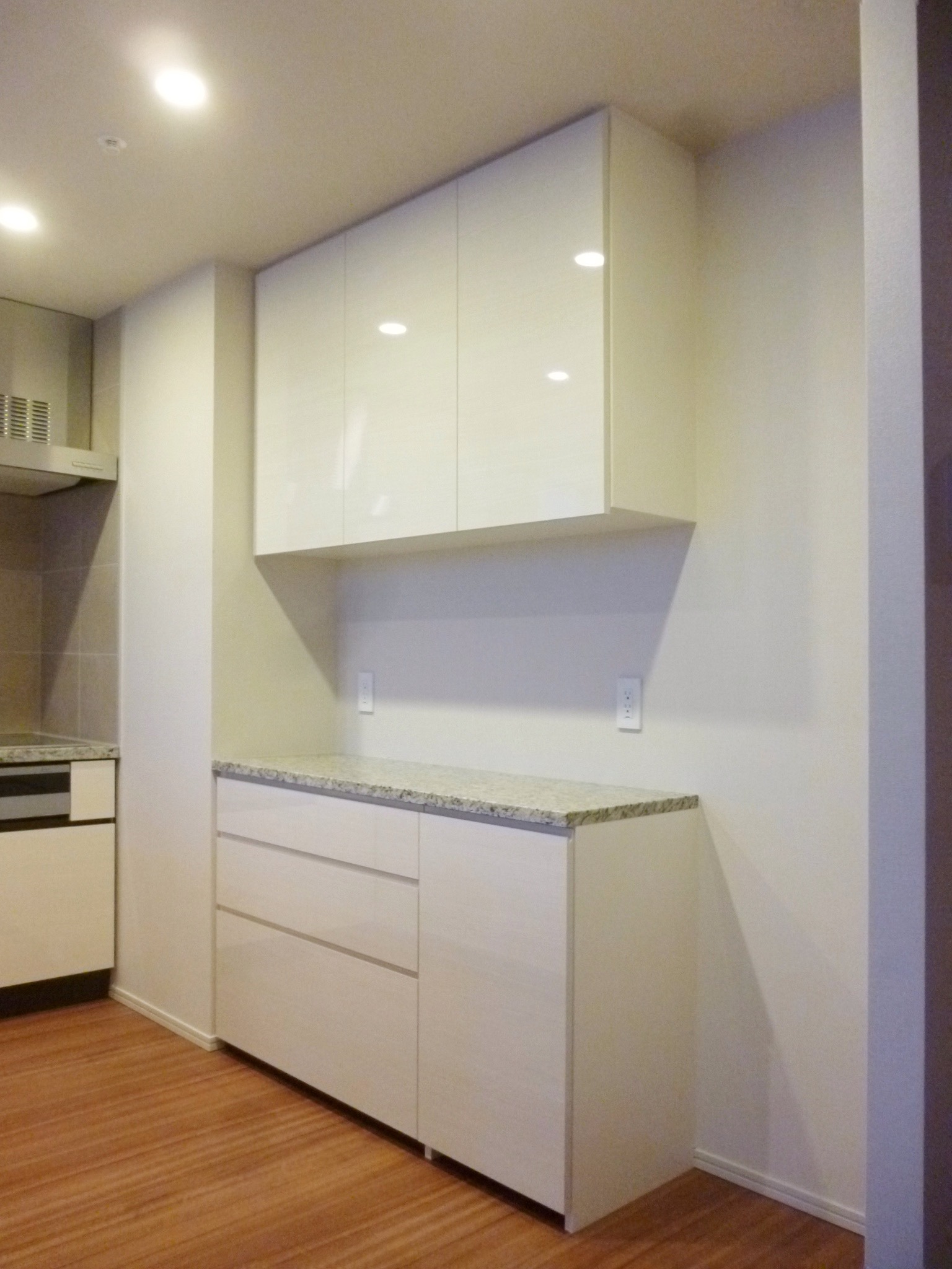 壁面に馴染んだホワイト鏡面の食器棚は不動の人気色です！-東京都の