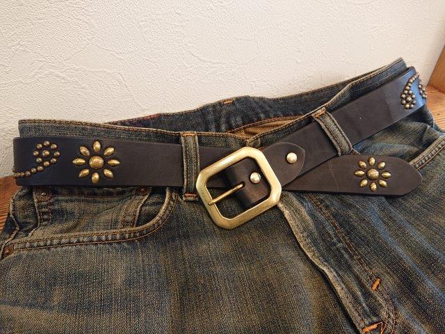 流線フラワーデザインスタッズベルト 【アンティークブラススタッズ