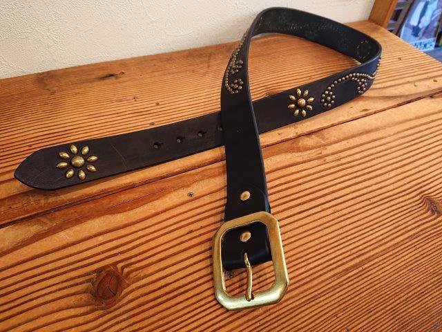 流線フラワーデザインスタッズベルト 【アンティークブラススタッズ