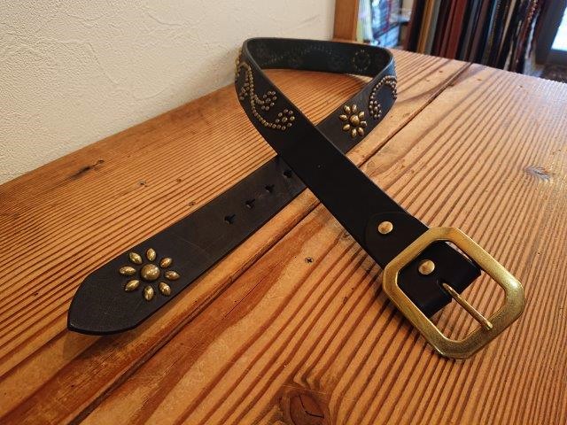 メルむ昭南ベンズレザーツタ＆フラワースタッズベルト ニッケル