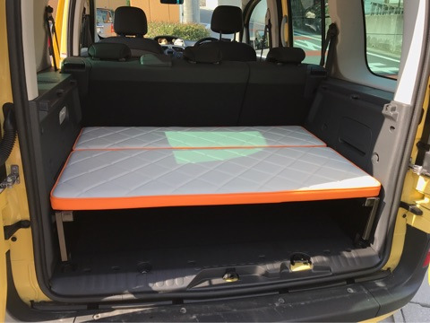 カングーにベッドキットを付けて車中泊仕様にDIYすると快適になった話