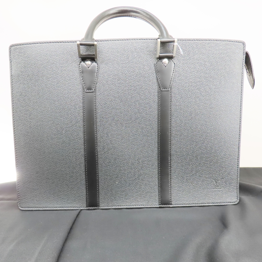 ルイヴィトンの男性向けレザーコレクションタイガのビジネスシーン