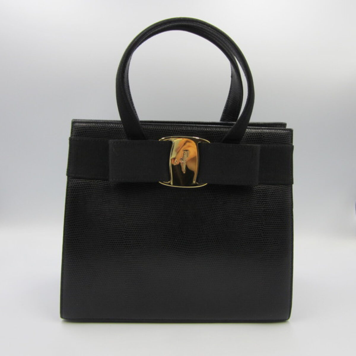 Salvatore Ferragamo ヴァラリボン ハンドバッグ BA214178 をお買取り