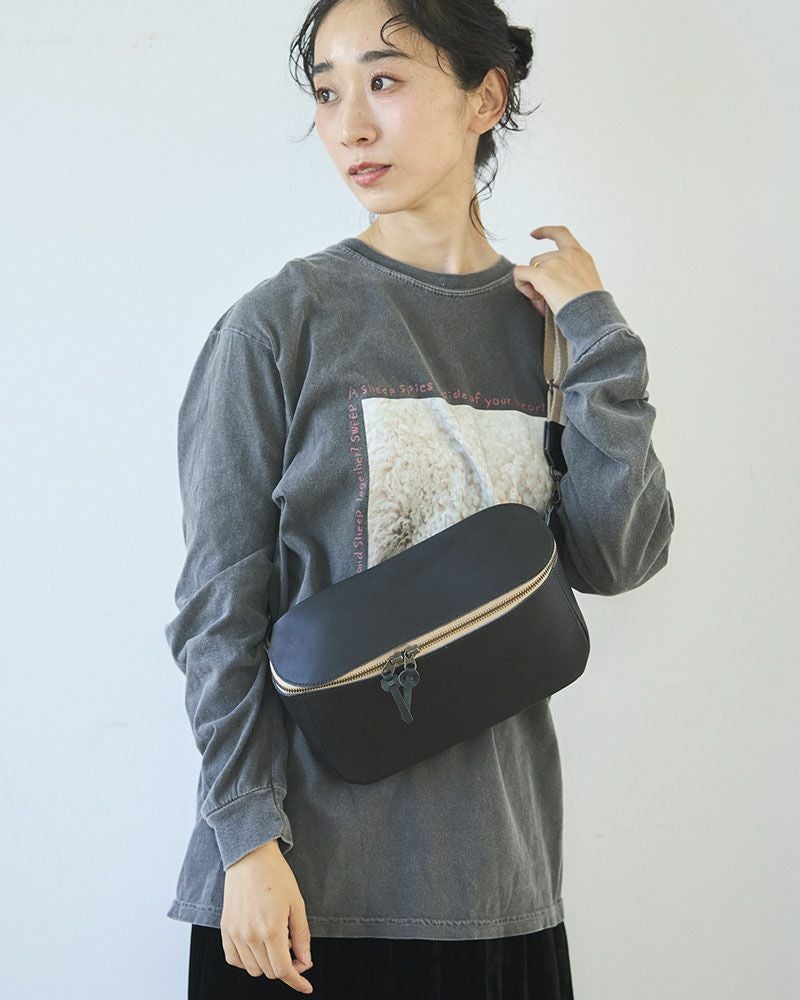 ごきげんな暮らしをくれる防水レザーバッグ「All story ボディバッグ