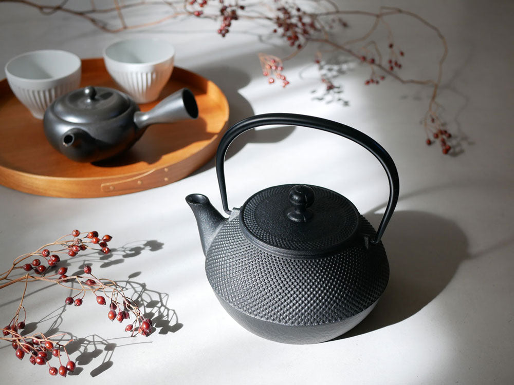 岩鋳＞鉄瓶7型アラレIH対応(内面釜焼) – カチモ | カチあるモノで価値