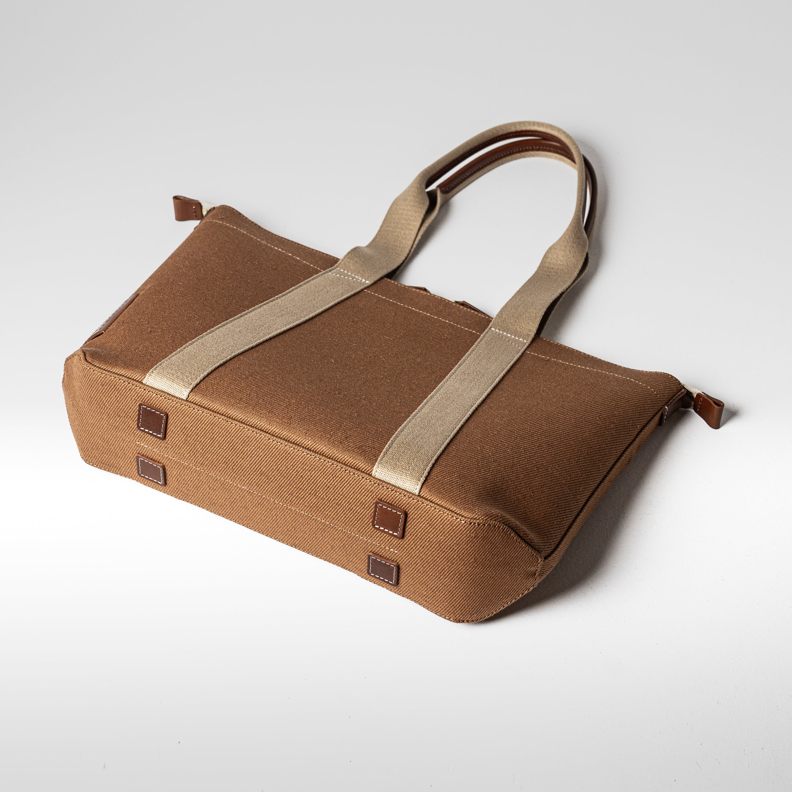 倉敷の綿麻帆布とヌメ革で仕立てた 丈夫で軽量なトートA4 ＜キャメル