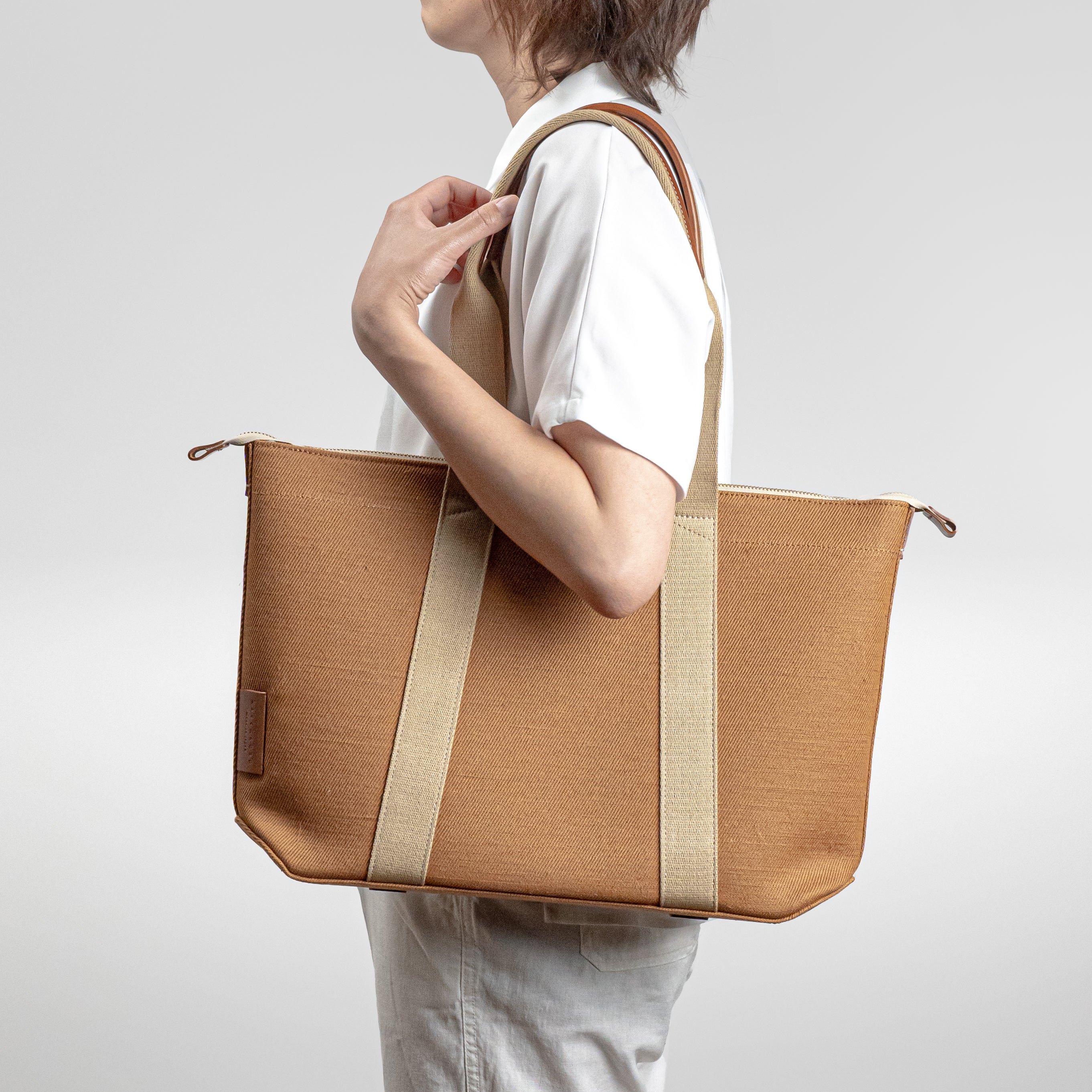 倉敷の綿麻帆布とヌメ革で仕立てた 丈夫で軽量なトートA4 ＜キャメル