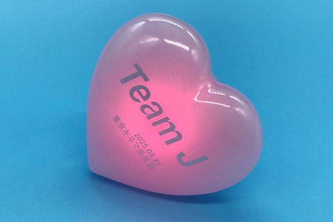 水色の文字がくっきり映えるハート型リングライト｜オリジナルグッズ