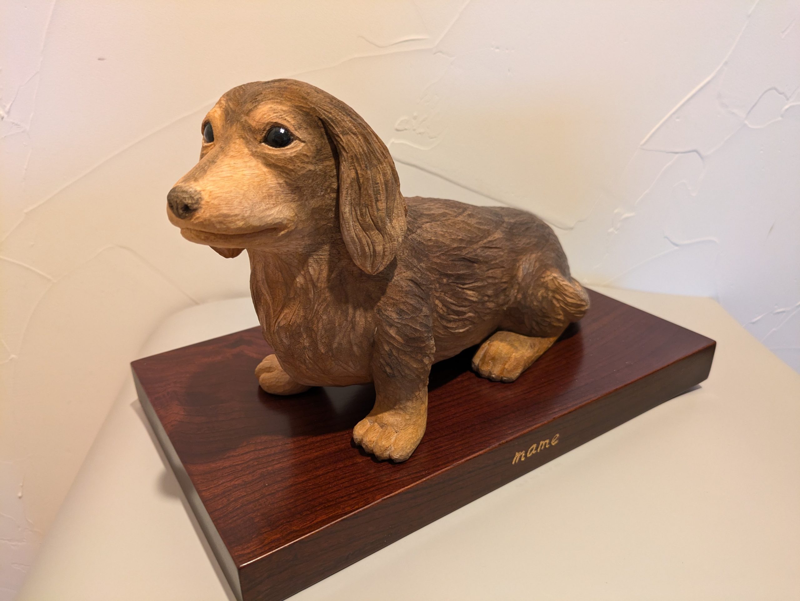 ミニチュアダックスフントの木彫