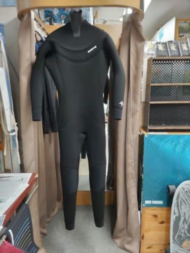 BEWET社長がセミドライの説明に～ - サーフボード、ウェットスーツの