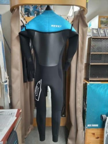 BEWET社長がセミドライの説明に～ - サーフボード、ウェットスーツの