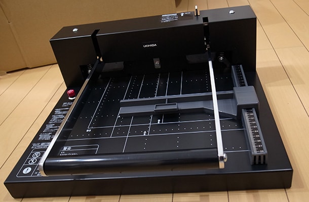 ハンドルが折りたためる裁断機！ウチダ パーソナル裁断機 180AT-P を