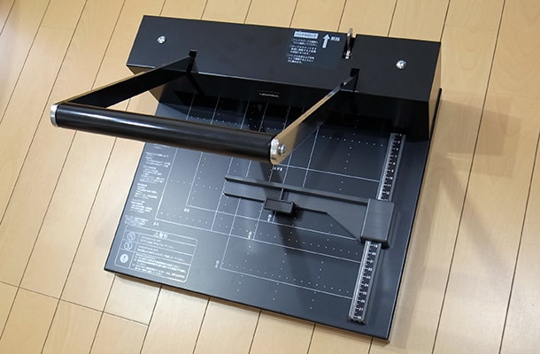 ハンドルが折りたためる裁断機！ウチダ パーソナル裁断機 180AT-P を