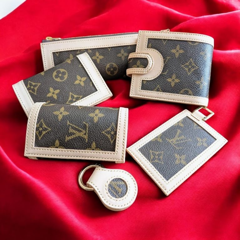 LOUIS VUITTON レザーキーホルダー ヌメ革 ルイヴィトン 玉数少 LOUIS