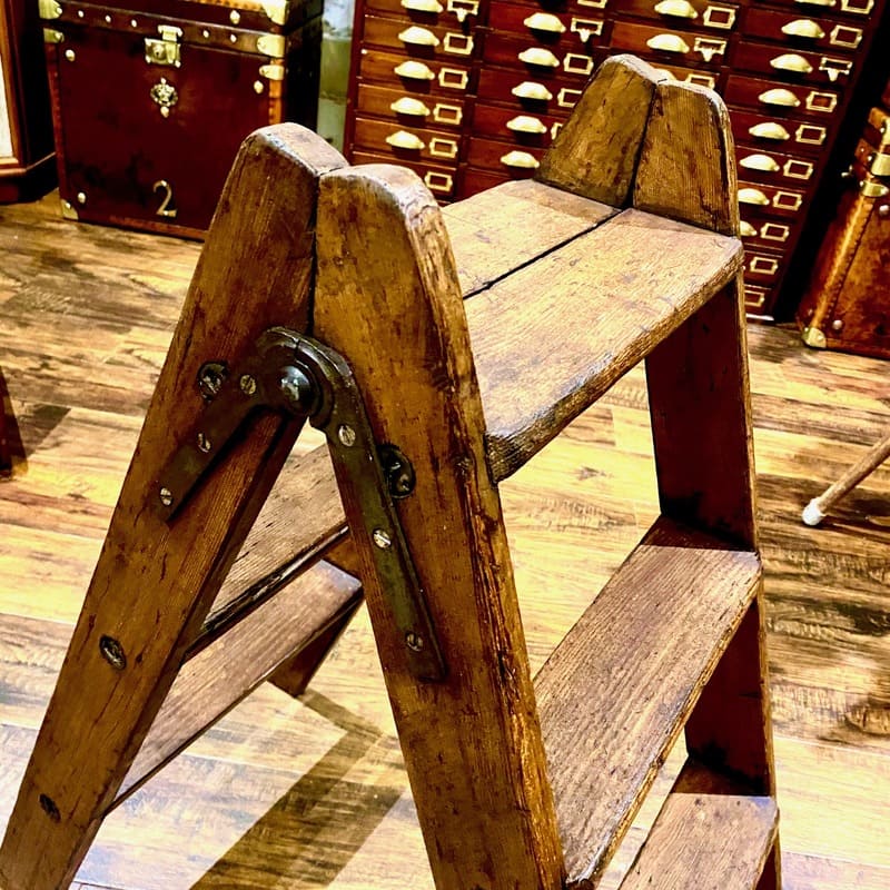 まだまだ現役で使える頑丈なステップラダー – 神戸アンティークウェア