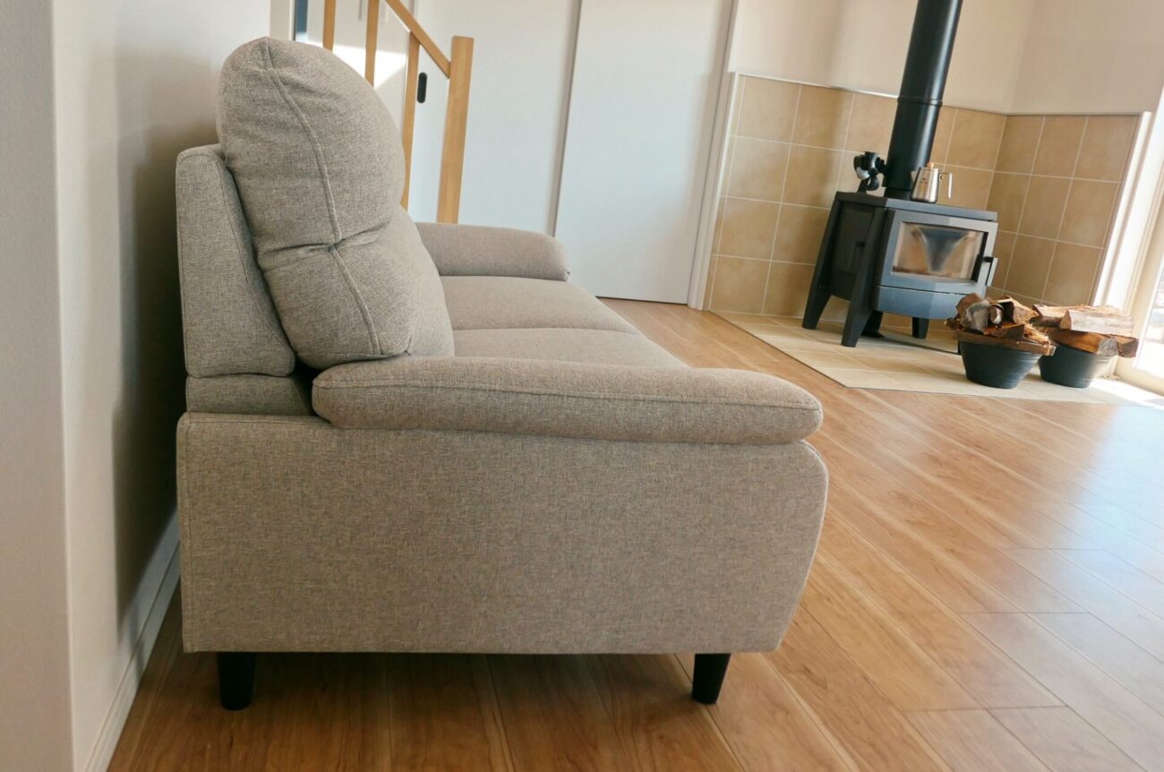 ニトリの3人用布張りソファ(MK02 KD)がオシャレで機能的でルンバが通る