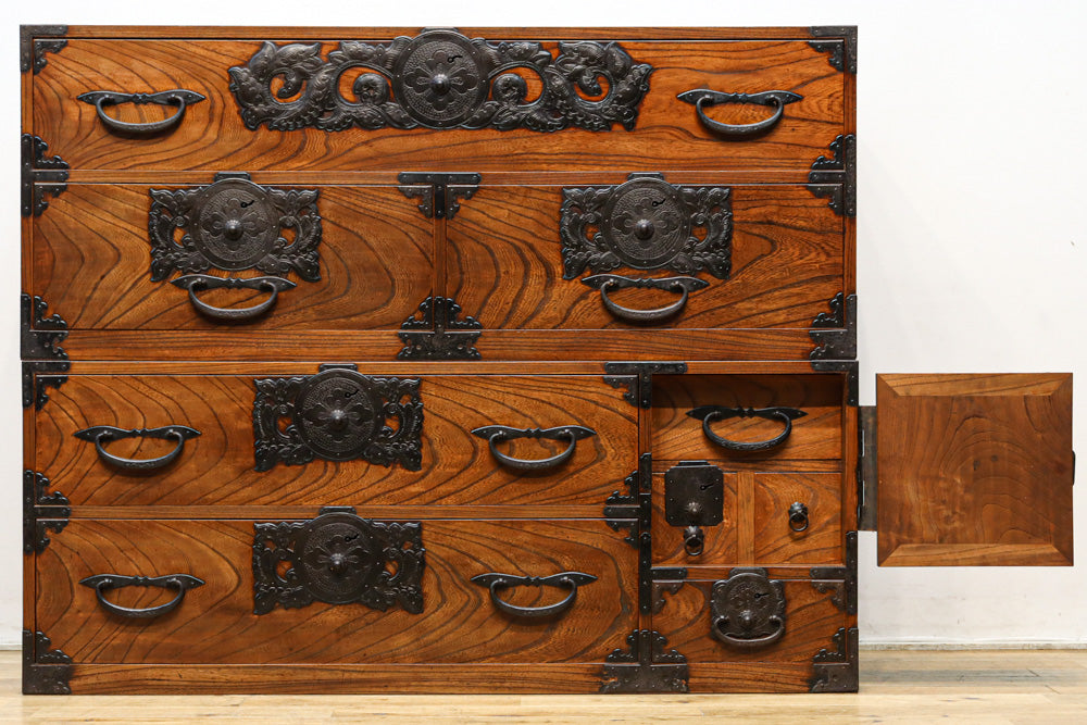 華やかなデザインの装飾金具で見栄えのする仙台衣裳箪笥 BB2680 – 古福