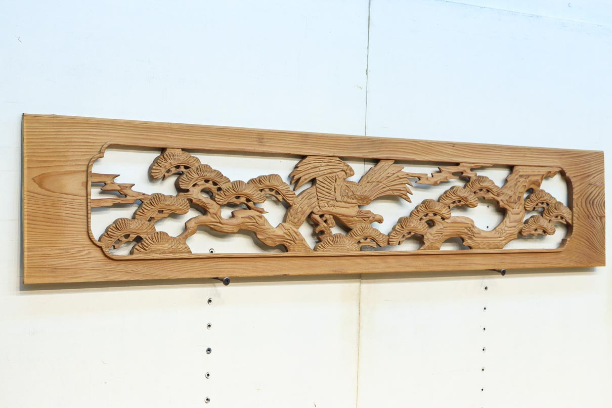 古色の色付き具合が味わい深い松鷹を描いた彫刻欄間素材 EZ2879ab 在庫