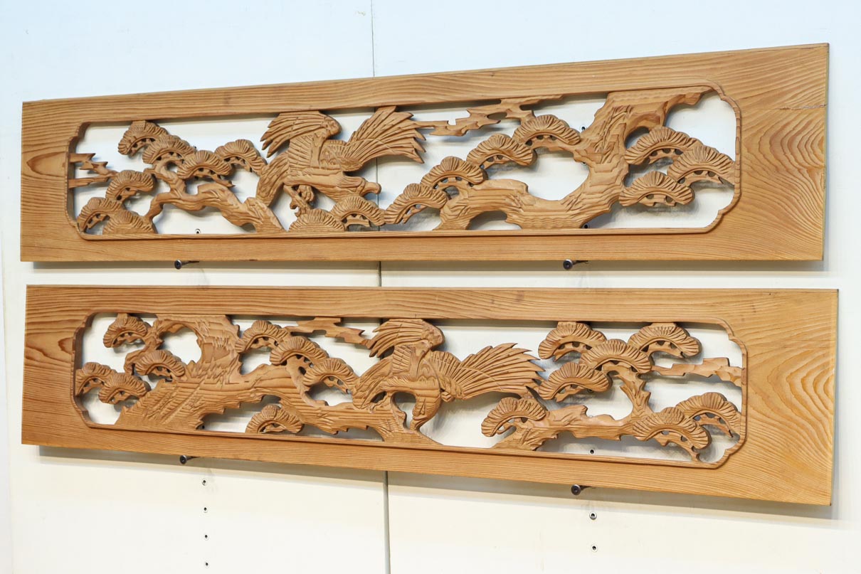 古色の色付き具合が味わい深い松鷹を描いた彫刻欄間素材 EZ2879ab 在庫