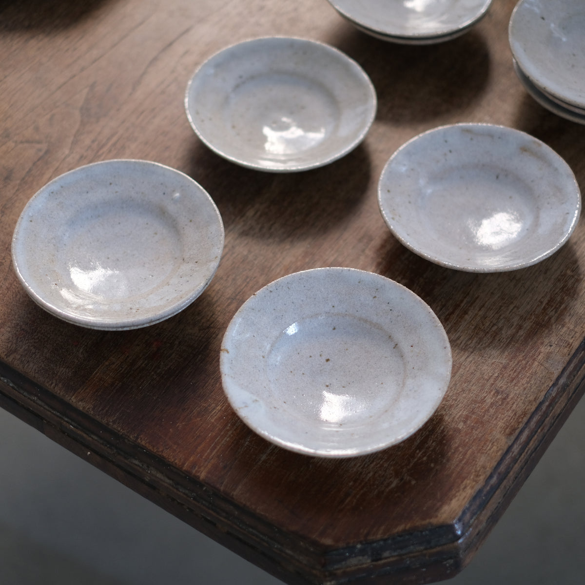 手捻り縁小鉢 藁灰釉 水谷智美 – KOHORO